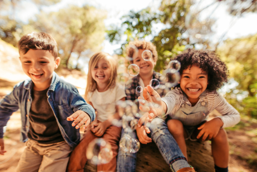 comment-puis-je-vous-aider groupe d'enfants qui font des bulles