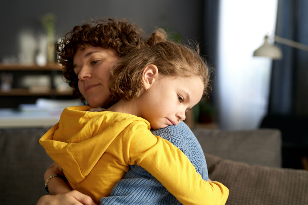 gestion-colere Petite fille dans les bras de sa mère après une colère