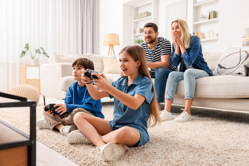 gestion-ecrans Enfants qui jouent à la console avec leurs parents