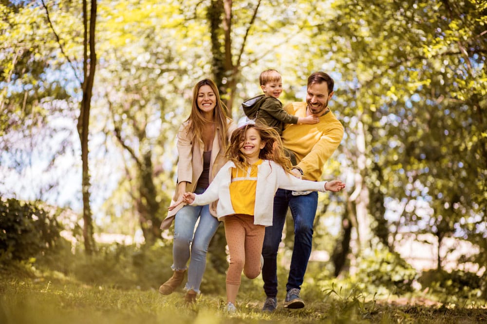 Famille se promenant dans les bois