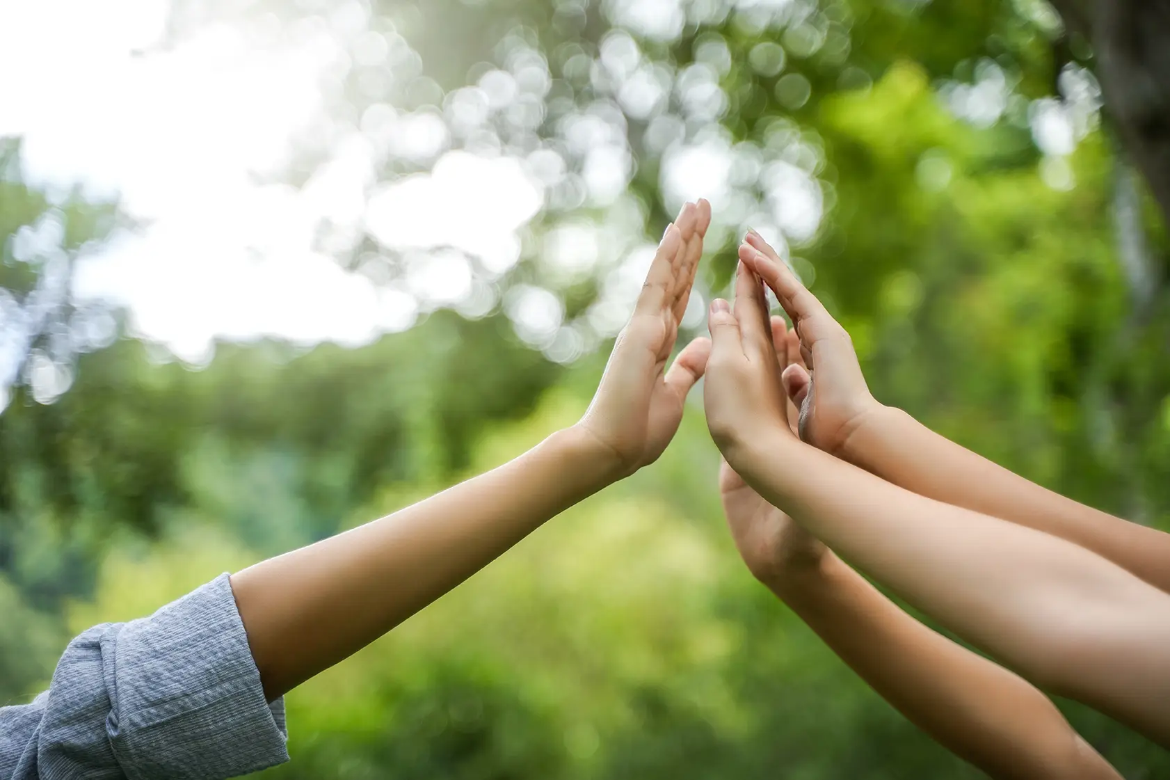 Personnes qui se tapent dans les mains