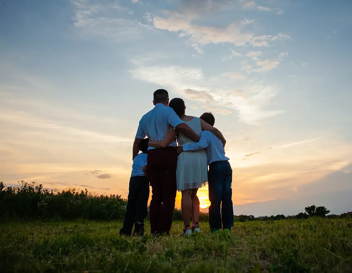Famille réunie Famille réunie devant couché de soleil